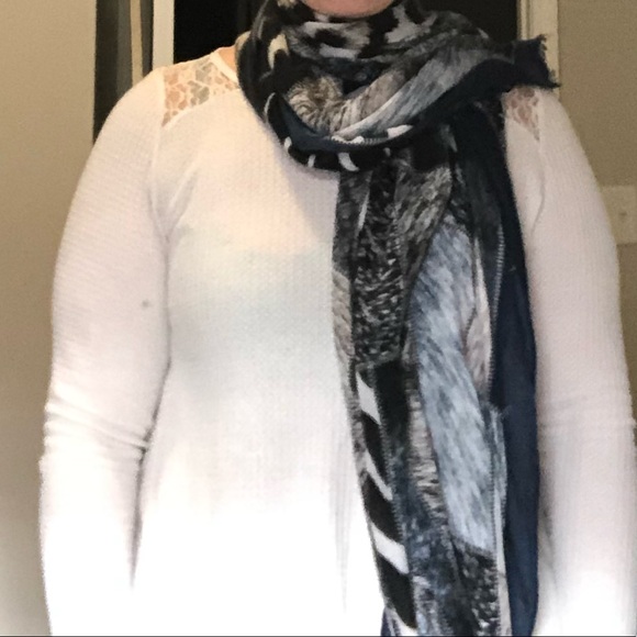 Patterned scarf. - Picture 3 of 3